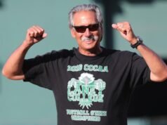 O falecido técnico do Laney, John Beam, é homenageado por Nahshon Wright, dos Bears, após a seleção