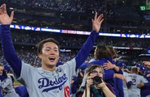 Yoshinobu Yamamoto apresenta seu cão de resgate aos fãs dos Dodger