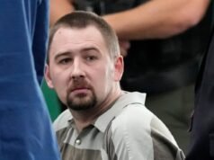 Homem acusado de assassinar 4 pessoas é arrastado para comparecer ao tribunal pela primeira vez após o acusado