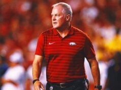 Arkansas nomeado presidente do AD Hunter Yuracek CFP após a renúncia de Mack Rhodes