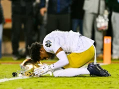 O comitê do College Football Playoff está enviando uma mensagem a Notre Dame ao deixar os irlandeses fora do campo de 12 times