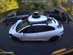 ASSISTIR: Waymos carregando ônibus escolar capturado pela câmera no Texas