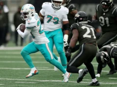 De’Von Aachen deixa Dolphins vs. Jets com lesão na costela, questionável para retornar