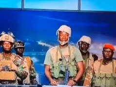 Soldados do Benin tomam a estação de TV, anunciando um golpe de estado em transmissão ao vivo