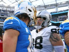 NFL chega à decisão de pênalti após incidente entre Justin Herbert e Max Crosby