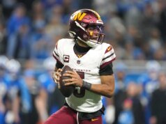 O comandante Jayden Daniels saiu do jogo após sofrer uma lesão por esforço repetitivo