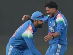 Kuldeep Yadav revela sua bandeira DRS ao lado de Rohit Sharma na final da série ODI da Índia contra a África do Sul