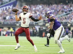 O comandante QB Jayden Daniels saiu do jogo contra os Vikings após uma nova lesão no cotovelo esquerdo em seu primeiro jogo após lesão