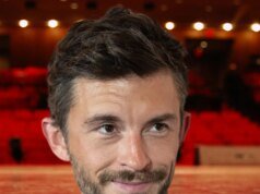 Jonathan Bailey se culpou pelo atentado à bomba aos 8 anos