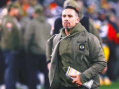Packers HC Matt LaFleur é pego por um golpe do Bears HC Ben Johnson