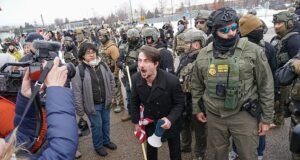 Manifestante pró-ICE pego em tiroteio de blasfêmia e perjúrio animado pelo assassinato de Renee Nicole Goode