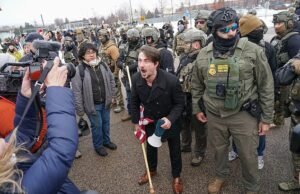 Manifestante pró-ICE pego em tiroteio de blasfêmia e perjúrio animado pelo assassinato de Renee Nicole Goode