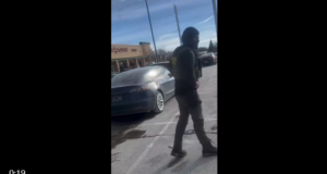 Agentes do ICE chamam a atenção ao se gabar do pagamento